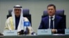 El ministro de energía de Arabia Saudita, el príncipe Abdulaziz bin Salman Al-Saud, y el ministro de energía de Rusia, Alexander Novak, son vistos al comienzo de una reunión de la OPEP.