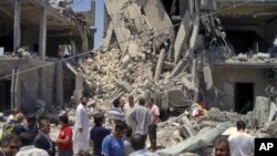Visite guidée de journalistes organisée par le gouvernement libyen sur le site d'un bombardement de l'OTAN, le 19 juin, à Tripoli