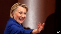 ARSIP – Foto yang diambil Senin, 7 Januari 2019 dari mantan Menlu AS, Hillary Clinton, yang melambaikan tangan pada para pendukungnya setelah tampil di Barnard College bersama Gubernur New York, Andrew Cuomo di New York (foto: AP Photo/Kathy Willens, Arsip)