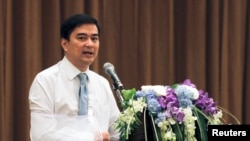 Pemimpin oposisi dan mantan PM Thailand Abhisit Vejjajiva dalam konferensi pers di Bangkok (3/5).
