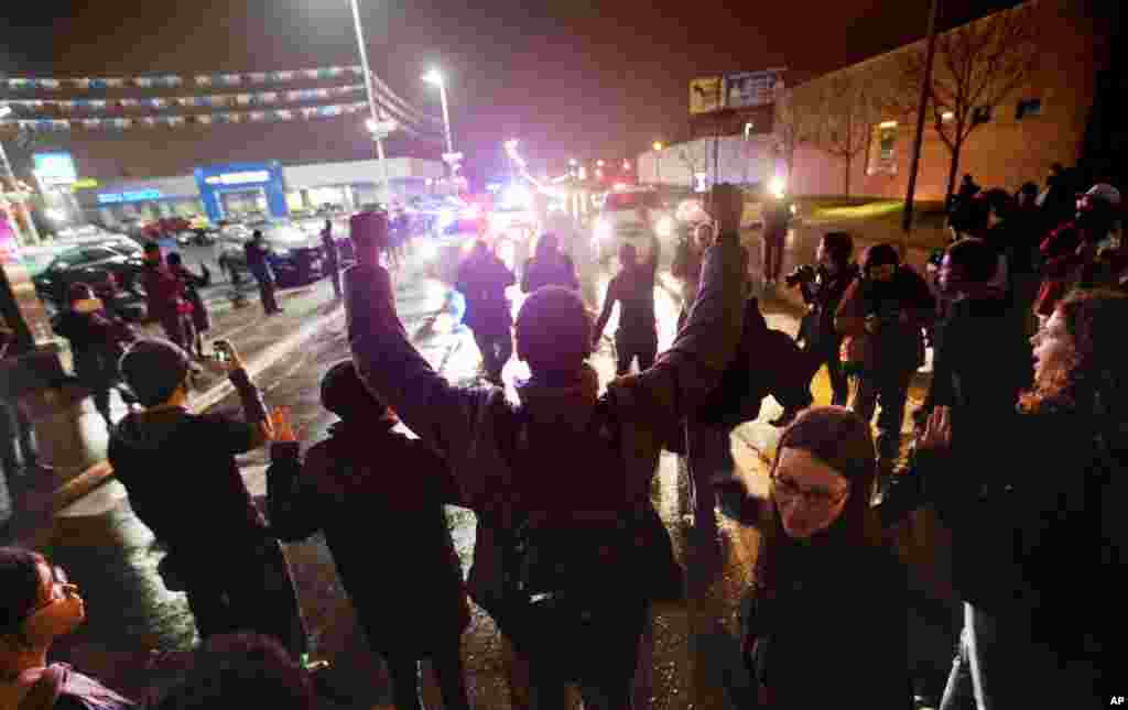 Para demonstran memblokir persimpangan jalan yang sibuk saat berbaris untuk memprotes penembakan Michael Brown, di St. Louis, Missouri (23/11). (AP/David Goldman)