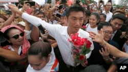 Thailand's Future Forward Party leader Thanathorn Juangroongruangkit is greeted by his supporters upon arrival at a police station Bangkok, April 6, 2019.