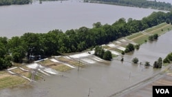 La vista aérea permite ver la magnitud del desastre en Louisiana, con las aguas desbordadas en Lago Providence .