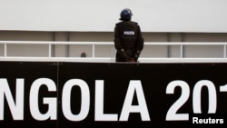 Un policier angolais sur le stade de Ombaka lors de la demi-finale à Benguela, le 28 janvier 2010. 