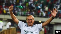 Le sélectionneur du Nigeria, Gernot Roh, heureux après la qualification des Super Eagles pour le Mondial 2018, Uyo le 7 Octobre 2017 AFP PHOTO / PIUS UTOMI EKPEI