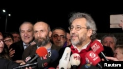 Les journalistes turcs Can Dundar et Erdem Gul