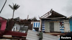 Un hombre lleva un pedazo de escombros después del huracán Fiona en la costa de Punta Cana, República Dominicana, 19 de septiembre de 2022. REUTERS/Ricardo Rojas