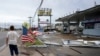 Una estación de gasolina muestra los daños causados por el huracán Laura a su paso por Lake Charles, Luisiana, el 27 de agosto de 2020.