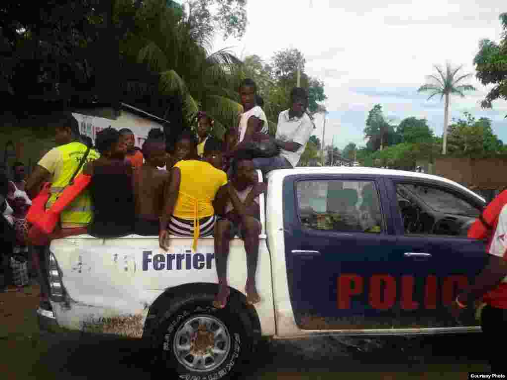 Lapolis kap retire moun nan zon ki anvayi ak dlo yo, nan Ferrier, nodes peyi Dayiti, 8 septanm 2017, (Foto Josiah Cherenfant, jounalis sitwayen) 