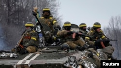 Soldados ucranianos se movilizan en un vehículo blindado cerca de Debaltseve, en el este de Ucrania, donde han continuado los combates.