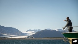 Presiden AS Barack Obama meninjau dampak dari pemanasan global terhadap glasier dalam kunjungan di Cove, Seward, negara bagian Alaska, 1 September lalu (foto: dok).