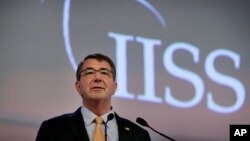 Menteri Pertahanan AS Ashton Carter memberikan sambutan dalam KTT Keamanan Asia (IISS) di Singapura (30/5).