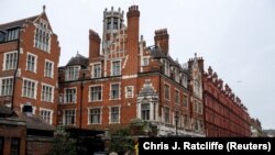 Para petugas pemadam kebakaran memadamkan api di hotel ikonik, Chiltern Firehouse di London, Inggris, Sabtu, 15 Februari 2024. (Foto: Chris J. Ratcliffe/Reuters)