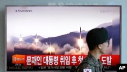 Un soldat sud-coréen passe devant des télévisions montrant l'essaie de missile en Corée du Nord, à Séoul, le 14 mai 2017.