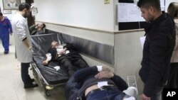 Dalam foto yang dirilis oleh kantor berita resmi Suriah, SANA, pria Suriah yang terluka menunggu untuk mendapatkan perawatan medis setelah menderita luka-luka di gedung utama kehakiman yang diserang oleh pembom bunuh diri di Damaskus, Suriah, 15 Maret 2017. (foto: SANA via AP)