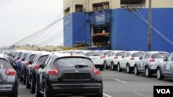 Penjualan mobil di Jepang jatuh 32,8 persen, sementara penjualan mesin-mesin turun 17,3 persen.