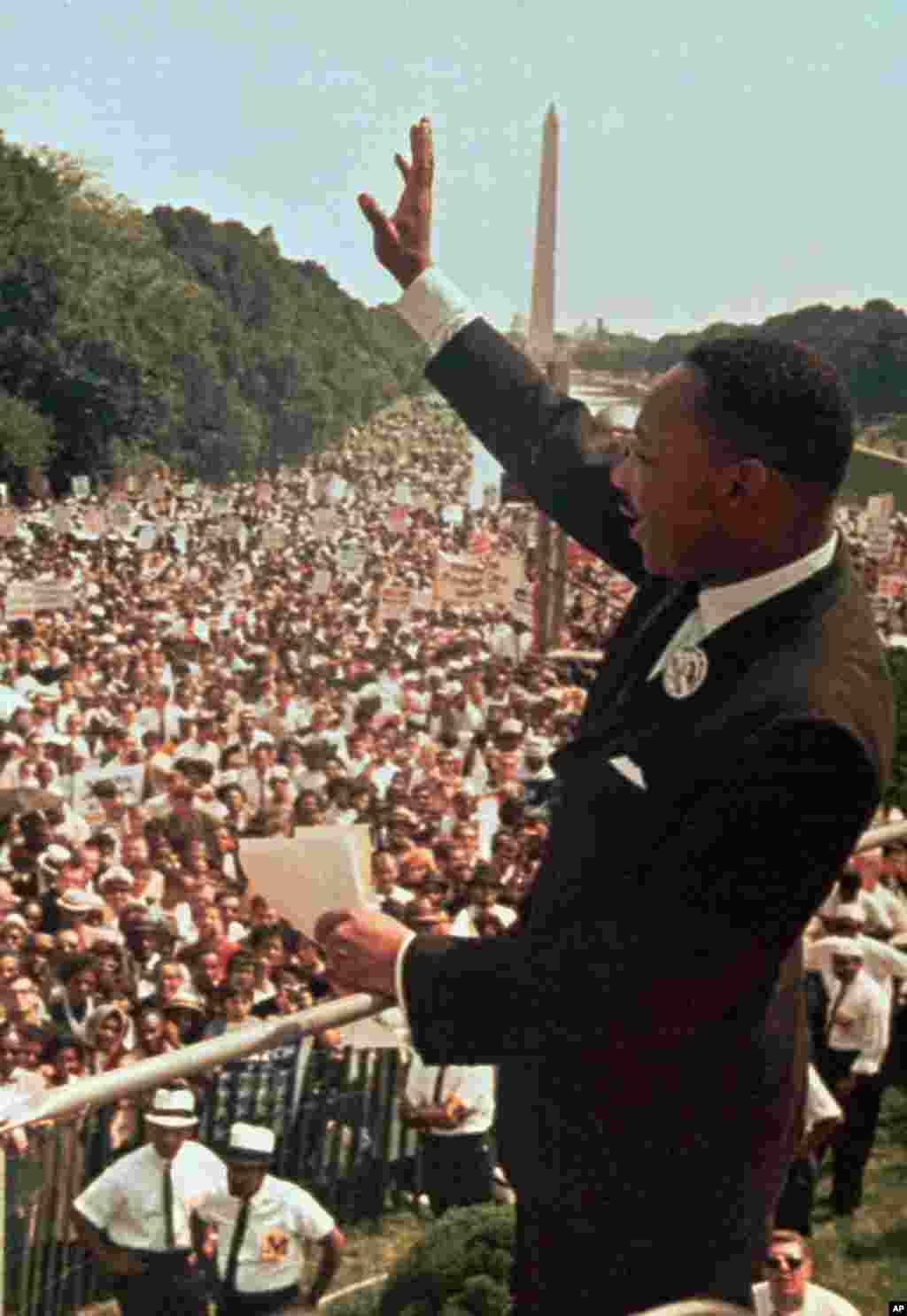 Martin Luther King, Jr. menyapa kerumunan orang di Lincoln Memorial ketika menyampaikan pidatonya yang terkenal "I Have a Dream" saat sebuah pawai di Washington, 28 Agustus 1963.