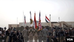 Las banderas de Estados Unidos e Irak y los colores de las fuerzas armadas de ambos países marcan la ceremonia final.