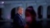 El presidente Donald Trump observa a uno de los asistentes al foro público organizado por la cadena NBC en Miami, Florida, el 15 de octubre de 2020.