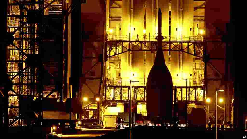 Après un voyage de 35,2 kms du Launch Abort System Facility au Centre spatial Kennedy, le vaisseau spatial Orion arrive à la gare de Cap Canaveral en Floride de la Force aérienne.