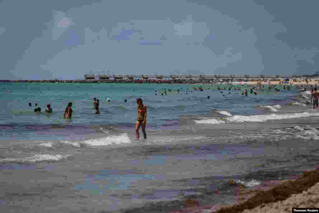 Vista de la playa de Miami Beach, que volvió a abrir con restricciones para limitar la propagación del COVID-19.