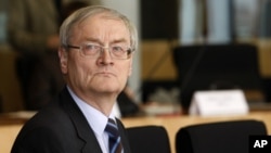August Hanning, a former head of Germany’s foreign intelligence service, the Bundesnachrichtendienst or BND, is seen at a meeting in Berlin, Dec. 4, 2008. Hanning told Germany's Bild newspaper that he is concerned about intelligence-sharing with Austria, given apparent close ties of Austrian ministers with the Kremlin.