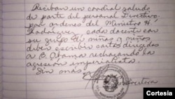 La orden de recoger cartas de los alumnos contra la medida del presidente Obama fue notificada en el libro de novedades diarias a los maestros de la escuela Madre María de San José en el estado Bolívar, al sureste de Venezuela.