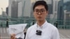 香港民族黨的召集人陳浩天撕毀選管會通知 （美國之音湯惠芸拍攝）