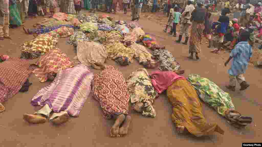La communauté burundaise éprouvée montre ses morts sur la grande route non loin d’une base de la Monusco, à Kamanyola, dans le Sud-Kivu, 16 septembre 2017. 