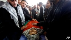 Para anggota keluarga dan warga Palestina menangis di dekat jenazah Ziad Abu Ain, Menteri Palestina yang tewas dalam protes di dekat Ramallah, Tepi Barat (11/12).