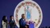 Kandidat gubernur negara bagian Virginia Terry McAuliffe, yang berasal dari Partai Demokrat, berbicara dalam acara penghitungan suara di McLean, Virginia, pada 2 November 2021. McAuliffe kalah dari lawannya Glenn Youngkin dalam pemihan tersebut. (Foto: AP/Steve Helber)