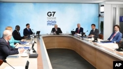 Tuan rumah PM Inggris Boris Johnson bersama para pemimpin G-7 dalam KTT di Cornwall, Inggris. 