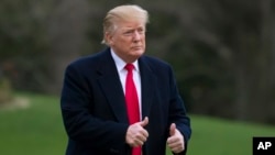 El presidente de EE.UU. Donald Trump reacciona a la publicación del informe del fiscal especial que concluye que no coludió con Rusia, pero tampoco lo exonera.