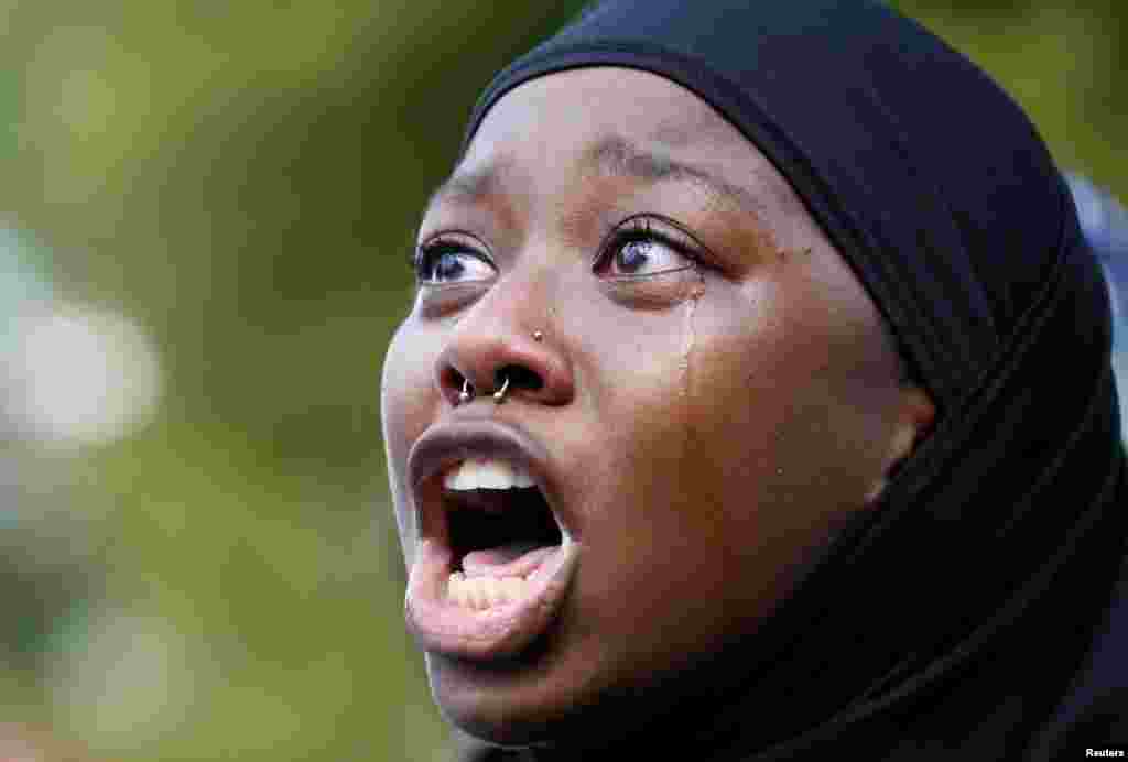 Seorang perempuan memprotes penembakan fatal atas Alton Sterling dekat kantor polisi Baton Rouge, Louisiana (9/7). (Reuters/Jonathan Bachman)