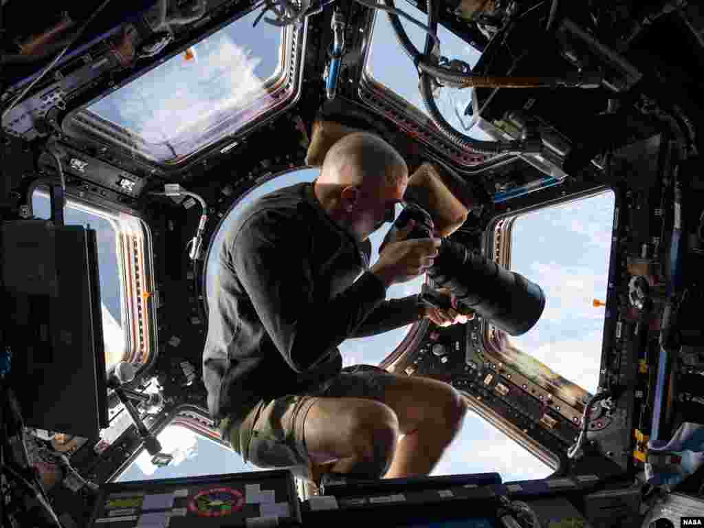 Di dalam kubah Stasiun Antariksa Internasional (ISS), astronot NASA Chris Cassidy, menggunakan kamera digitalnya untuk memotret Bumi yang berada 250 mil di bawah Stasiun Antariksa Internasional.