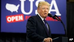 El presidente Donald Trump promueve su política de recortes impositivos en la Corporación Sheffer Corporation, en Blue Ash, Ohio. Feb. 5, 2018.