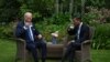 英國首相辛偉誠在倫敦唐寧街10號接待到訪的美國總統拜登。（2023年7月10日）