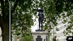 Des manifestatants devant statue du marchand d'esclaves britannique Edward Colston à Bristol, le 7 juillet 2020. (AP Photo/Matt Dunham)