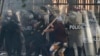 ARCHIVO: Un manifestante anti gobierno carga contra la policía con un palo durante los enfrentamientos en Lima, Perú, el jueves 19 de enero de 2023.