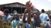 Des étudiants montrent une cartouche de gaz lacrymogène lancée par la police anti-émeute lors de leur rassemblement pour protester contre une modification des règles régissant le processus d'attribution de subventions, le 10 avril 2019 à Libreville.