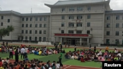 븍한이 실시한 5차 핵실험으로 인공지진이 발생한 9일, 북한과 인접한 중국 지린성 옌지의 한 초등학교에서 학생들이 운동장에 대피해 있다.