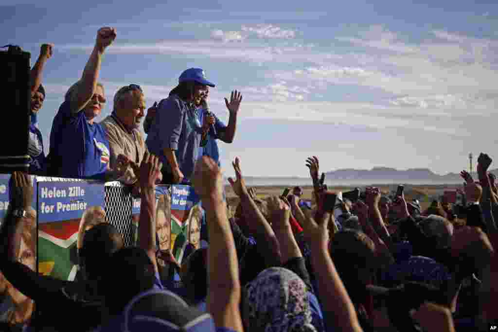 Pemimpin oposisi Afrika Selatan Helen Zille (kedua dari kiri) dari Aliansi Demokratik, dalam sebuah kampanye di Rocklands, luar kota Cape Town, Afrika Selatan (6/5). (AP/Schalk van Zuydam)