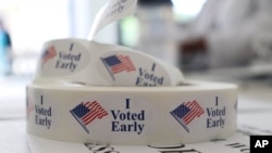 Estas etiquetas engomadas serán distribuidas a los votantes en el Condado Pulaski en Little Rock, Arkansas, en las elecciones primarias del martes, 22 de mayo, de 2018.