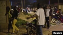 Un client du café court dans la rue après l'attaque d'hommes armés dans un café à Ouagadougou, Burkina Faso, le 13 août 2017.