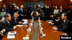 Delegasi Kementerian Luar Negeri Jepang dan Korea Selatan dalam pembicaraan di Seoul bulan lalu (12/3).