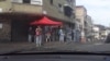 Venezolanos de escasos recursos acuden a "puntos rojos" esperando premio