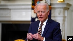 Presiden AS Joe Biden menandatangani perintah eksekutif di Gedung Putih (foto: dok). 