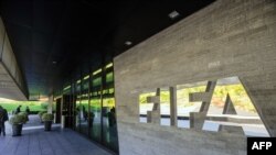 Logo FIFA di luar kantor pusat organisasi itu di Zurich, Swiss.