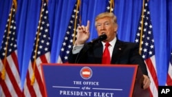 El presidente electo de Estados Unidos, Donald Trump, habla con periodistas en la Torre Trump de Nueva York.