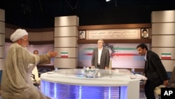 TV pemerintah Iran menyiarkan acara debat Presiden (foto: dok). Depkeu AS mengumumkan sanksi dengan memblokir akses keuangan beberapa lembaga penyiaran Iran. 